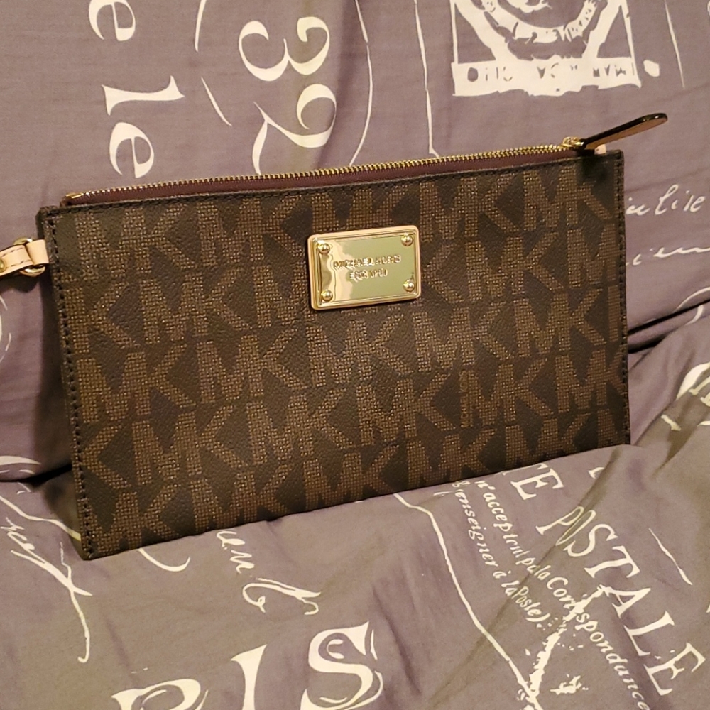 Michael kors wristlet